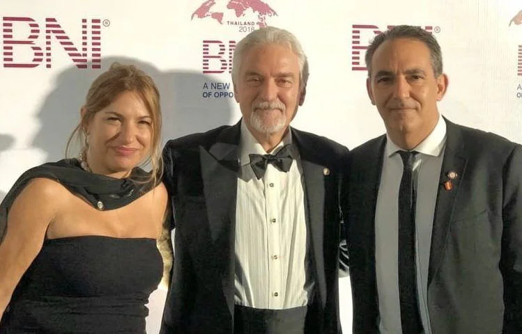 Patricia Martino & Joan Coll con Ivan Misner, Fundador de BNI Patricia Martino, Directora Ejecutiva de BNI Baleares con Ivan Misner, Fundador de BNI Business Network International y Joan Coll BNI Global Convention Madrid 2023 Convención Global BNI Madrid 2023 BNI Baleares https://bnibaleares.com/es/index The Ambassadors Sections Patricia Martino & Joan Coll con Ivan Misner, Fundador de BNI<br />Patricia Martino, Directora Ejecutiva de BNI Baleares con Ivan Misner, Fundador de BNI Business Network International y Joan Coll<br />BNI Global Convention Madrid 2023<br />Convención Global BNI Madrid 2023<br />BNI Baleares<br />https://bnibaleares.com/es/index<br />The Ambassadors Sections