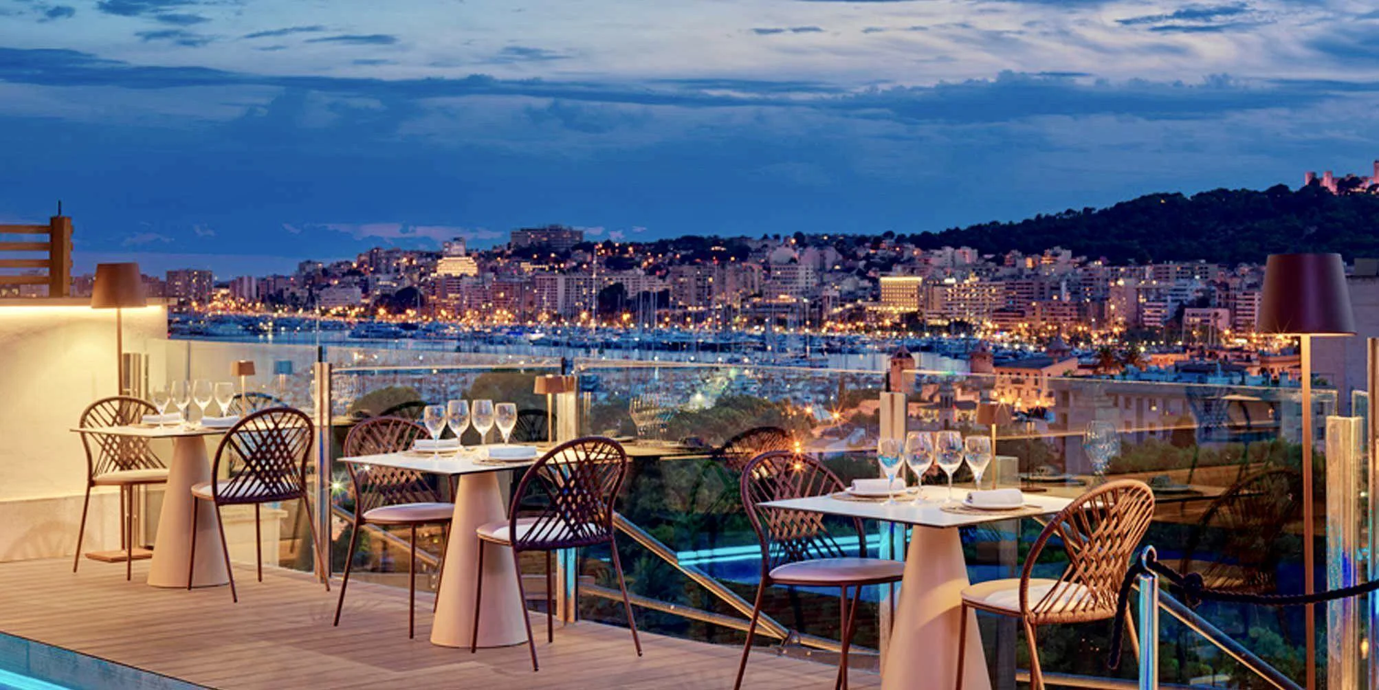 Sky Bar del Hotel Saratoga al atardecer https://www.hotelsaratoga.com/restaurantes-y-bares-palma-centro The Ambassadors Sections Sky Bar del Hotel Saratoga al atardecer https://www.hotelsaratoga.com/restaurantes-y-bares-palma-centro The Ambassadors Sections