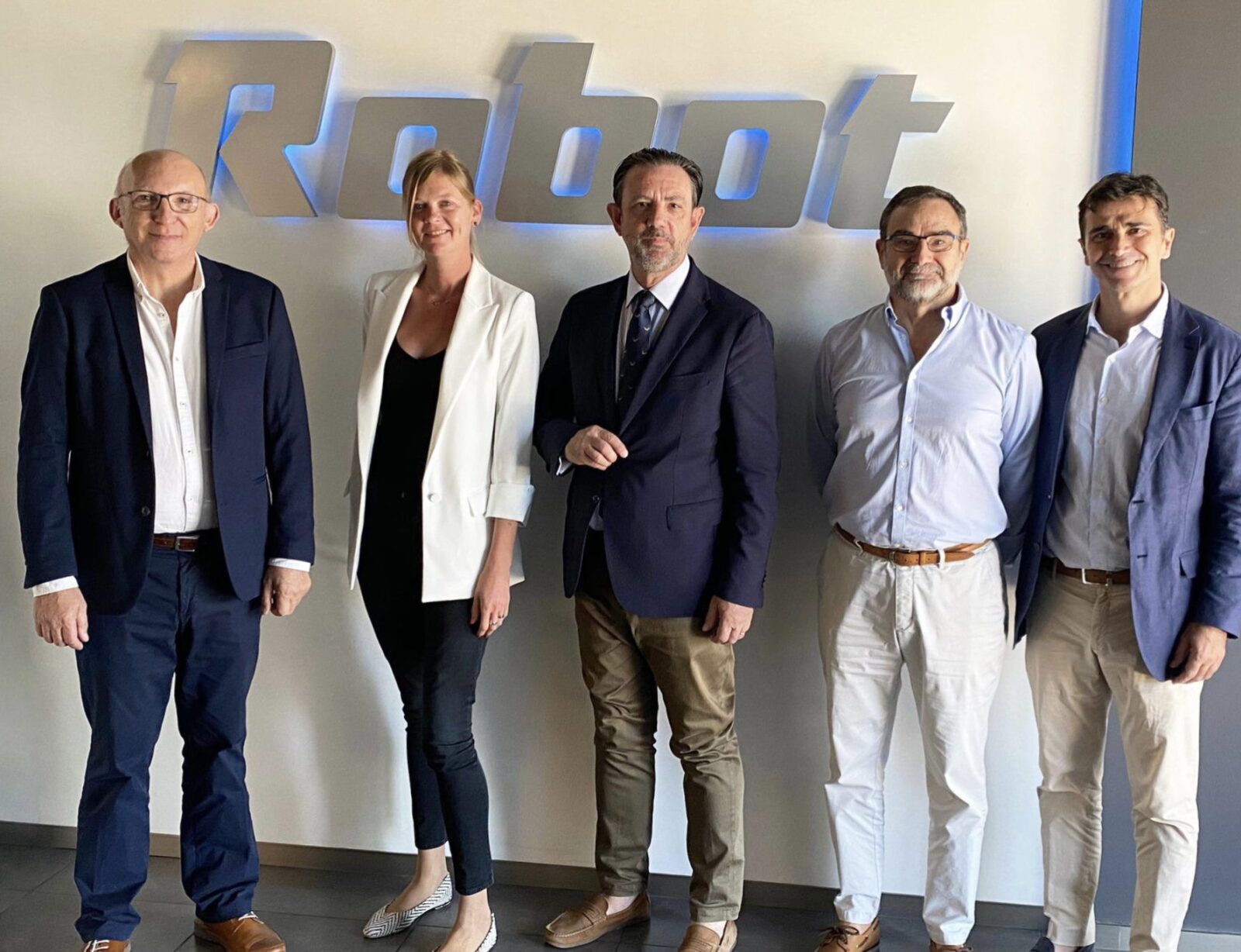 Entrevista Bernat Bonnin Presidente & CEO ROBOT S.A. https://robotcorporativo.com/es/ The Ambassadors Sections Entrevista Bernat Bonnin<br />Presidente & CEO<br />ROBOT S.A.<br />https://robotcorporativo.com/es/<br />The Ambassadors Sections